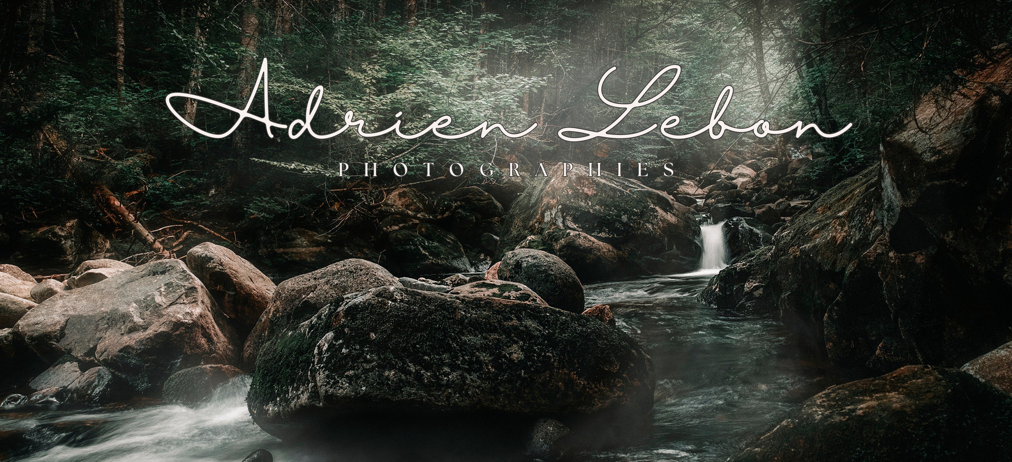 Ruisseau et petite cascade sur des rochers moussus en forêt, Parc national de la Jacques-Cartier, Québec — tirage photographique fine art d'Adrien Lebon