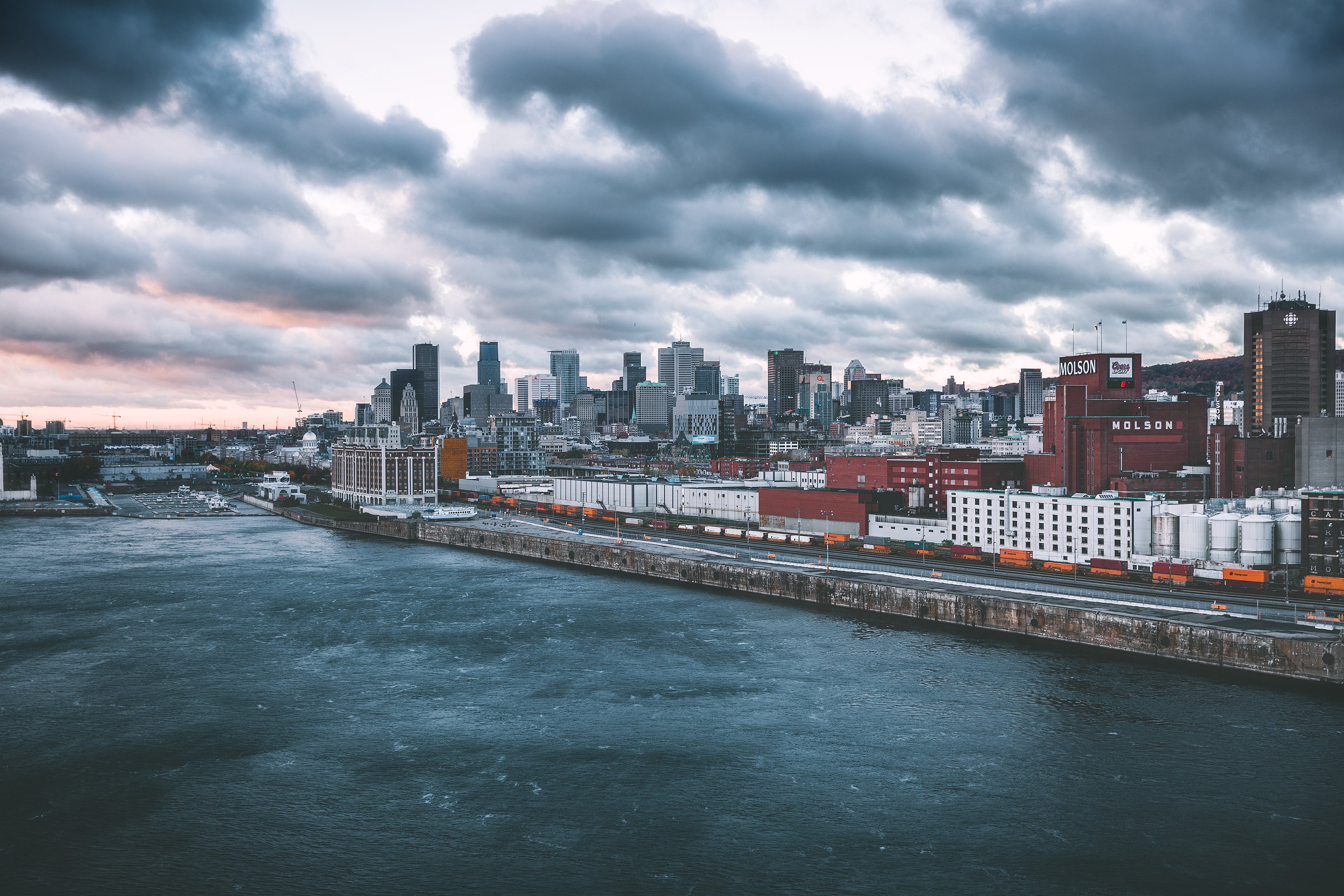 Skyline de Montréal sous un ciel d'orage menaçant vu du fleuve Saint-Laurent, brasserie Molson, octobre 2013